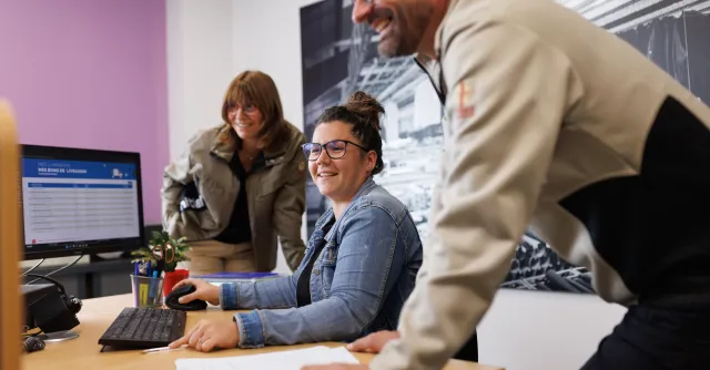 3 personnes derriere un ordinateur
