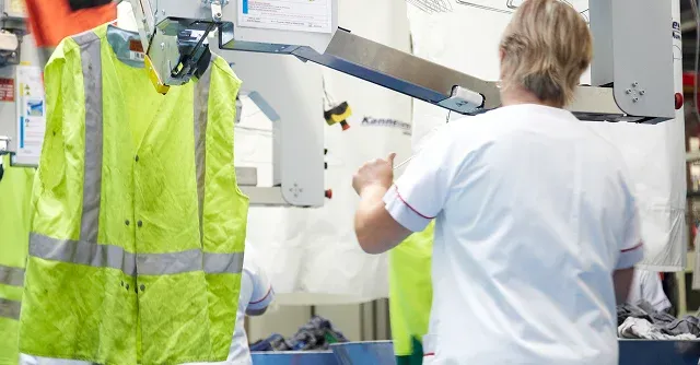 Femme de dos controlant un vêtement