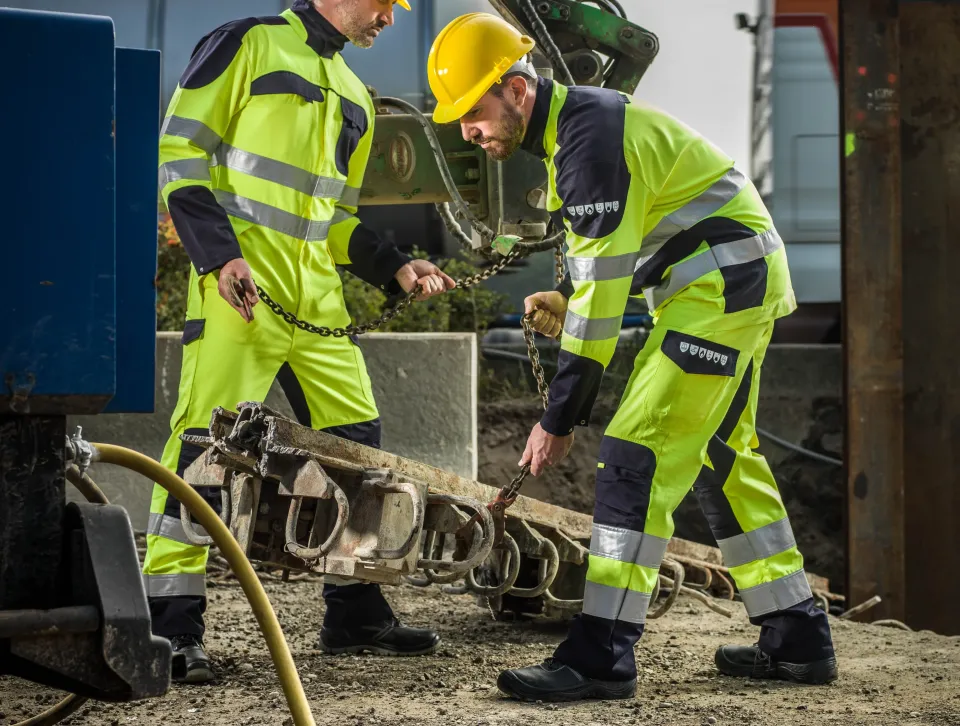 deux hommes portant des EPI