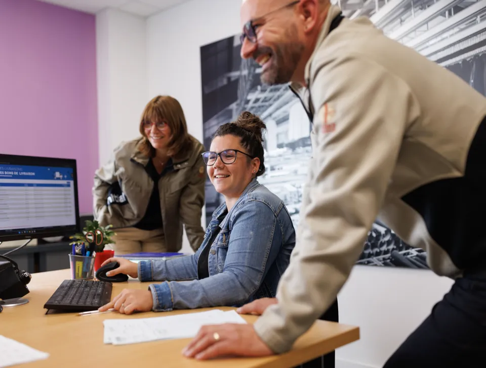 3 personnes derriere un ordinateur